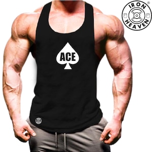 Puede incluir: Camiseta negra sin mangas con un diseño de pica blanca y la palabra "ACE" en su interior. La camiseta tiene las palabras "IRON HEAVEN" en un círculo con un icono de levantamiento de pesas en el centro.