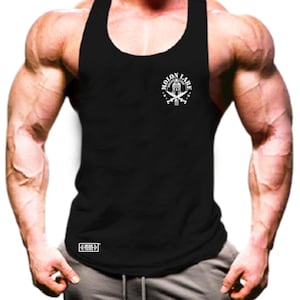 Puede incluir: Camiseta sin mangas negra con un gráfico blanco en el pecho que presenta un casco espartano, espadas cruzadas y las palabras "MOLON LABE". La camiseta sin mangas tiene un diseño de espalda nadadora y un pequeño logotipo blanco en la parte inferior.