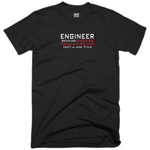 Könnte beinhalten: Schwarzes T-Shirt mit weißem Text, der "Engineer because badass problem solver isn't a job title" lautet.