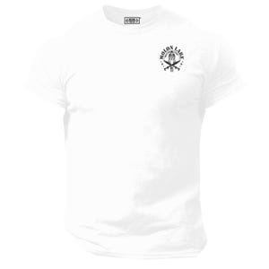 Pode incluir: Camiseta branca com gola redonda. Apresenta um pequeno gráfico na parte superior esquerda do peito com as palavras "MOLON LABE" e um desenho de capacete espartano. A camiseta é feita de um material macio.