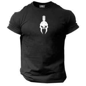 Könnte beinhalten: Schwarzes T-Shirt mit einem weißen Spartanerhelm-Motiv.