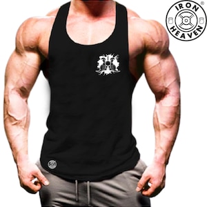 Puede incluir: Camiseta de tirantes negra sin mangas con un gráfico blanco de dos figuras sosteniendo pesas y el texto "IRON HEAVEN" en un círculo.