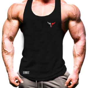 Puede incluir: Camiseta negra sin mangas con un logotipo de toro blanco con detalles rojos. El logotipo dice "Fitness" en letras blancas. La camiseta tiene una etiqueta blanca en la parte inferior que dice "Muscle Fitness".