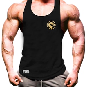 Puede incluir: Camiseta de tirantes negra sin mangas con un logotipo de dragón dorado en la parte delantera y el texto "Nation" y un icono de levantamiento de pesas en la parte inferior.