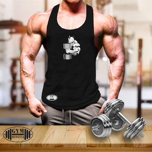 Puede incluir: Un tanque negro con un gráfico blanco de un rinoceronte musculoso levantando pesas. El texto "GYM MONSTER" está impreso en la parte inferior de la camiseta.