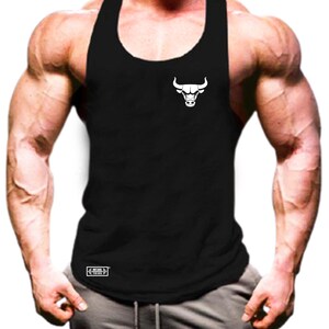 Puede incluir: Camiseta de tirantes negra sin mangas con un logotipo de toro blanco en la parte delantera. La camiseta tiene un escote redondo y un ajuste holgado. El texto "WEIGHT TRAINING" está impreso en el dobladillo inferior.