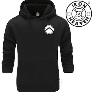 Peut inclure: Sweat-shirt à capuche noir avec un logo blanc sur le devant. Le logo est un cercle avec une flèche blanche pointant vers le haut à l'intérieur. Le texte "IRON HEAVEN" est écrit en cercle autour de la flèche, avec un haltère de chaque côté du texte.