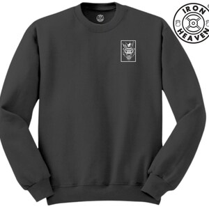 Puede incluir: Una sudadera gris oscuro de manga larga con un gráfico blanco de un gorila en el pecho izquierdo. El gráfico incluye el texto "IRON HEAVEN" sobre el gorila y un logotipo de levantamiento de pesas debajo del gorila.
