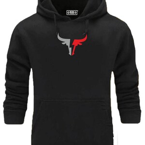 Könnte beinhalten: Schwarzer Kapuzenpullover mit einem roten und grauen Stierkopf-Motiv. Der Text "Fitness Thing" ist auf der Vorderseite des Pullovers aufgedruckt.