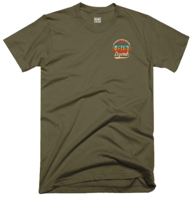 50-årsdag T-shirt med ficka 50 år av att vara fantastisk Tillverkad 1976 Född 1976 Vintage Klassisk Rolig Jul Födelsedag Fans Gåva Herr T-shirt Military Green