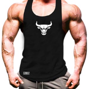 Puede incluir: Camiseta de tirantes negra sin mangas con un gráfico de cabeza de toro blanco y el texto "Muscle Living" en la esquina inferior derecha.