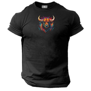 Puede incluir: Camiseta negra con un gráfico colorido de la cabeza de un toro.