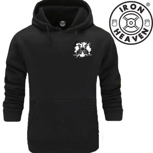 Peut inclure: Sweat-shirt à capuche noir avec un motif blanc de deux casques de spartiates avec des épées sur le devant. Le logo "IRON HEAVEN" avec un poids et une barre est sur le côté droit de l'image.