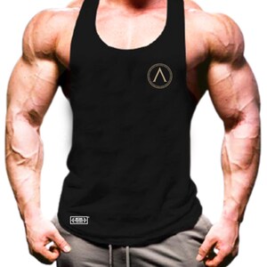 Könnte beinhalten: Schwarzes ärmelloses Tanktop mit einem goldenen griechischen Buchstaben A in einem Kreis auf der Vorderseite. Der Text "Nation" ist auf der Unterseite des Shirts aufgedruckt.