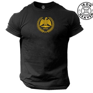 Op de afbeelding: Zwart T-shirt met een gouden adelaar en laurierkrans ontwerp. De adelaar zit op een bundel stokken met de tekst "SPQR" eronder.