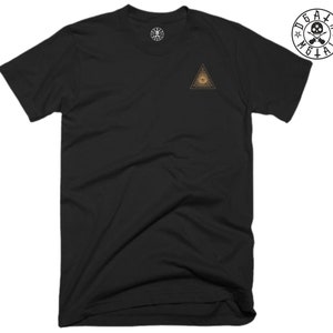 Puede incluir: Camiseta negra con un gráfico de ojo que todo lo ve dorado en un triángulo.