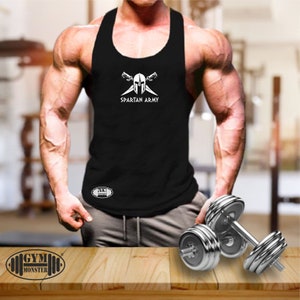 Könnte beinhalten: Schwarzes ärmelloses Tanktop mit einem weißen Spartan Army Logo, das einen Helm und gekreuzte Schwerter zeigt. Das Logo ist mittig auf der Vorderseite des Shirts platziert.