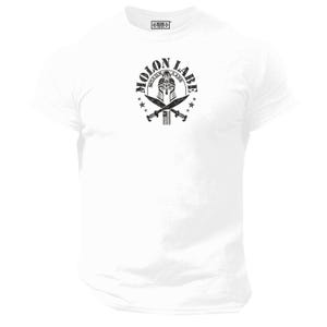 Könnte beinhalten: Weißes T-Shirt mit schwarzem Aufdruck. Das Design zeigt den Text "MOLON LABE" um einen spartanischen Helm und gekreuzte Schwerter, mit Sternen und einem Banner. Das T-Shirt hat kurze Ärmel und einen Rundhalsausschnitt.