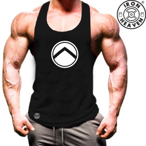 Puede incluir: Camiseta de tirantes negra sin mangas con un círculo blanco y una flecha apuntando hacia arriba. El texto "IRON HEAVEN" está en un círculo con un icono de mancuerna en el centro.