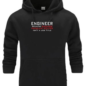 Puede incluir: Sudadera con capucha negra con una impresión blanca que dice "Engineer because badass problem solver isn't a job title".