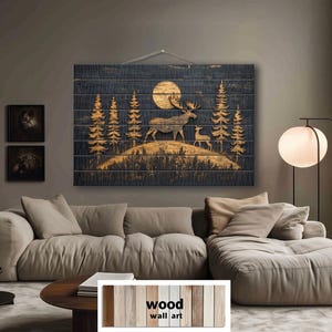 Decorazione murale rustica in legno anticato per la decorazione di una baita, alce e vitello al chiaro di luna di notte in una pineta – Stampa su assi di vero legno