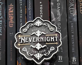 Club nocturno Nevernight / Un toque de oscuridad / Scarlett St. Clair / Letrero de estantería de la saga Hades x Perséfone