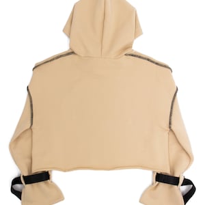 Cropped Buckle Hoodie in Sand 画像 3