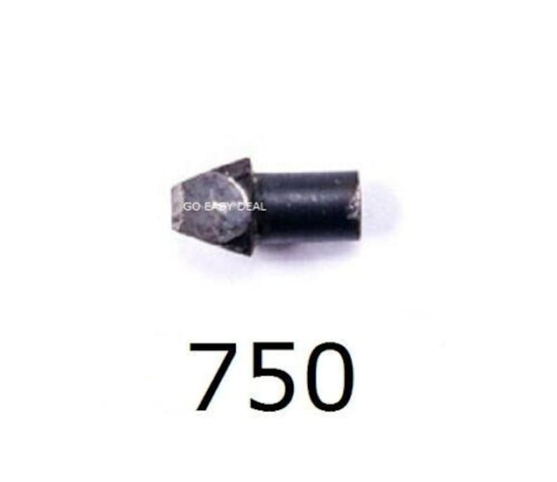Puede incluir: Primer plano de un peque&ntilde;o objeto de metal negro con una punta puntiaguda. El objeto est&aacute; etiquetado con "750".