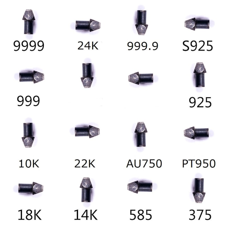 Puede incluir: Un conjunto de diecis&eacute;is agujas de prueba de metal con puntas afiladas, cada una marcada con &iacute;ndices de pureza como 9999, 24K, 999.9, S925, 999, 925, 10K, 22K, AU750, PT950, 18K, 14K, 585 y 375, dispuestas en una cuadr&iacute;cula sobre fondo blanco.