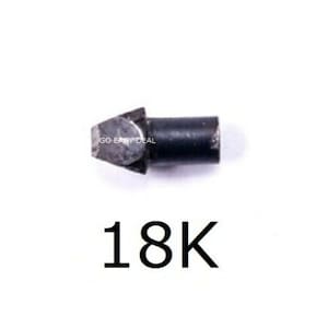 Puede incluir: Una peque&ntilde;a aguja de prueba de metal oscuro con una punta triangular y una base cil&iacute;ndrica. El texto 'GO EASY DEAL' est&aacute; impreso en el lateral y los caracteres '18K' aparecen en una fuente negra grande debajo del objeto.