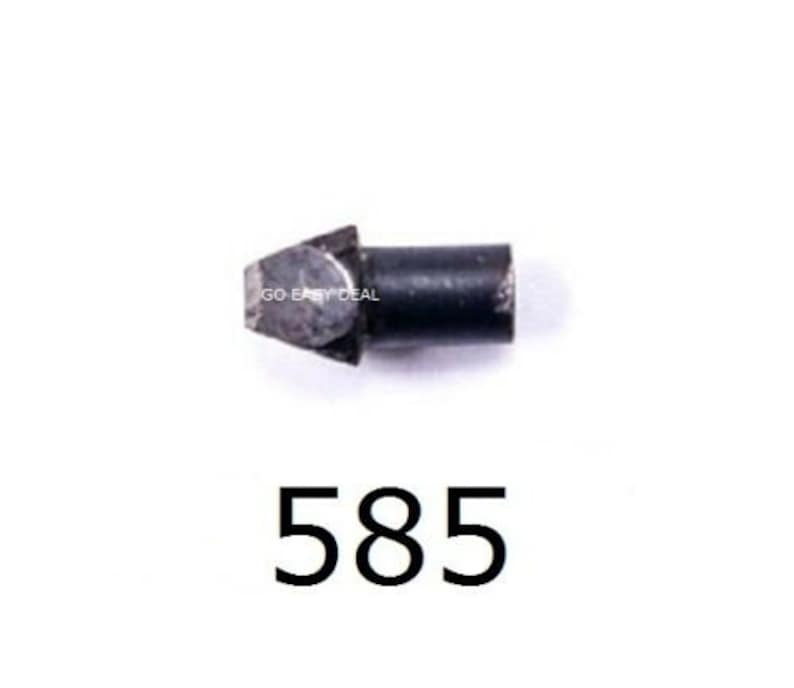 Puede incluir: Un peque&ntilde;o componente cil&iacute;ndrico de metal oscuro con una punta triangular. El objeto est&aacute; marcado con el texto GO EASY DEAL y el n&uacute;mero 585, que se muestra en una fuente negra grande y negrita debajo de la pieza de metal.