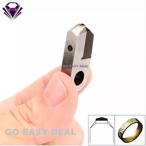 Puede incluir: Una herramienta de medición de anillos de metal plateado con una punta en forma de diamante. La herramienta se sostiene en una mano. La imagen también muestra un dibujo de línea de un anillo y un anillo de oro con un diseño texturizado.