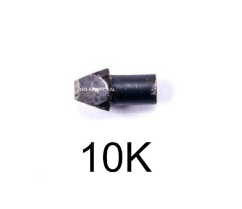 Puede incluir: Un peque&ntilde;o componente met&aacute;lico cil&iacute;ndrico y oscuro con una punta puntiaguda y facetada. El texto GO EASY DEAL est&aacute; impreso en el lateral del objeto, y el n&uacute;mero 10K aparece en una fuente negra grande y negrita debajo del objeto sobre un fondo blanco.
