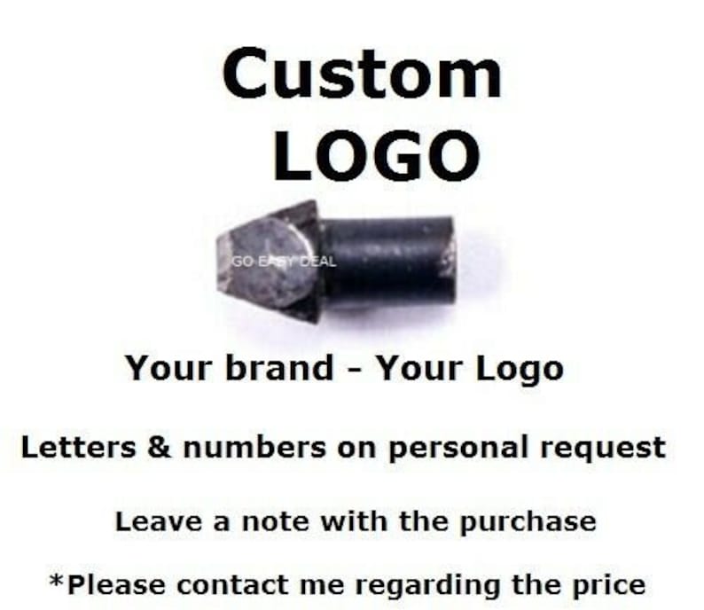 Puede incluir: Una cabeza de hierro para marcar de metal oscuro con una punta triangular y un eje cil&iacute;ndrico. El texto "GO EASY DEAL" est&aacute; grabado en la superficie met&aacute;lica. Esta herramienta est&aacute; dise&ntilde;ada para logotipos, letras y n&uacute;meros personalizados.