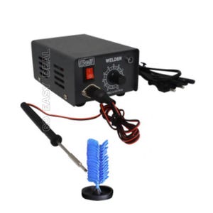 Puede incluir: Un kit de soldador eléctrico negro con un cepillo de limpieza azul y un adaptador de corriente negro. El adaptador de corriente tiene un dial para ajustar la temperatura y un interruptor de encendido rojo. El kit está etiquetado como "WELDER".