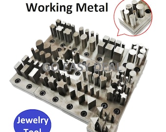 Puede incluir: Un juego de cortadores de disco de metal para manualidades. Los cortadores están dispuestos en una cuadrícula sobre una base de metal. Los cortadores son de varias formas, incluyendo círculos, cuadrados, estrellas, corazones y cruces. El texto "Jewelry Tool" está impreso en un círculo azul en la esquina inferior izquierda de la imagen.