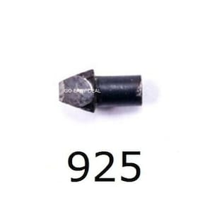 Puede incluir: Un clavo de metal negro con punta puntiaguda. El clavo mide aproximadamente 2,5 cm de largo. El n&uacute;mero 925 est&aacute; impreso debajo del clavo.