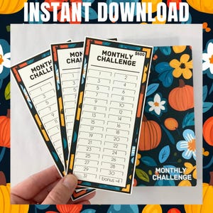 Może przedstawiać: Zestaw kart "Miesięczne Wyzwanie" i pasujący notatnik. Karty mają czarną obwódkę i siatkę do śledzenia oszczędności. Notatnik ma kwiatowy i dyniowy wzór. U góry widnieje napis "Natychmiastowe pobieranie".