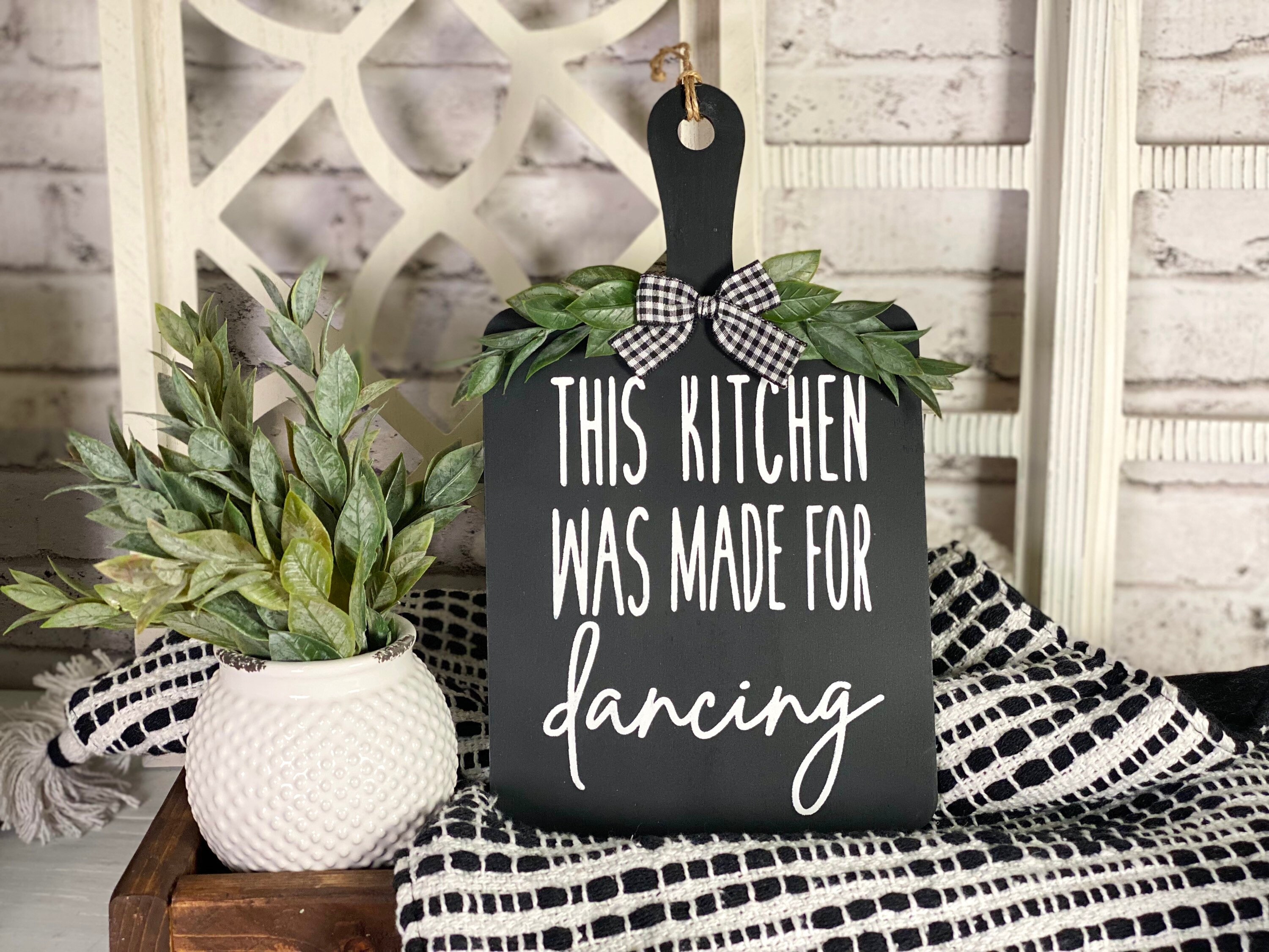 JennyGems Funny Kitchen Signs, This Kitchen is for Dancing