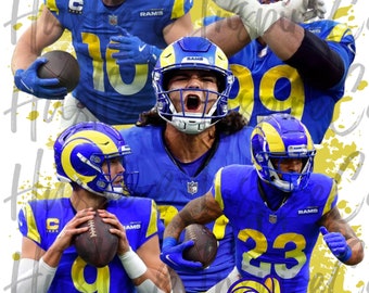 Può includere: Un'illustrazione digitale di quattro giocatori di football americano dei Los Angeles Rams che indossano le loro uniformi blu e gialle. I giocatori sono in varie pose, tra cui tenere un pallone da football e stare in piedi con le braccia incrociate. Lo sfondo è un motivo a spruzzo bianco e oro. Il testo "RAMS" è in grandi caratteri grassetto nella parte inferiore dell'immagine.