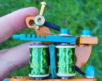 Handgemaakte oranje frame holografische dubbele spoelen Betrouwbare tattoo-machine stevige voering voor grote en middelgrote naalden