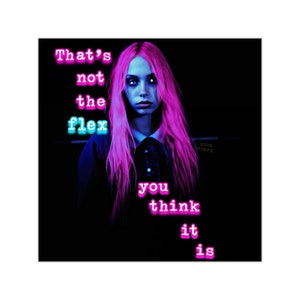 Puede incluir: Una mujer con cabello rosado se para frente a un fondo oscuro. Texto rosa y azul neón dice "That's not the flex you think it is".