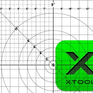 Puede incluir: Un cuadrado verde con esquinas redondeadas presenta una letra "X" estilizada negra con el texto "XTOOL" debajo. El cuadrado está en una cuadrícula con círculos concéntricos y una línea negra.