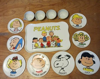 Zestaw do herbaty VTG Peanuts Snoopy z metalową emalią, 1950-1961, taca, talerze, kubki EUC