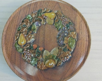 ヴィンテージ装飾用丸型中型ブリキ製、洋ナシ、ブドウ、葉、その他の果物の浮き彫りリトグラフ
