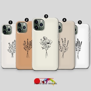 Op de afbeelding: Vijf verschillende telefoonhoesjes met bloemenontwerpen. De hoesjes zijn wit, beige en lichtbruin. De bloemenontwerpen zijn zwart en bevatten verschillende soorten bloemen, waaronder een klaproos.