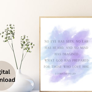 Puede incluir: Una descarga digital de una impresión de arte de pared imprimible con un fondo de acuarela en tonos de morado y azul. La impresión presenta un versículo bíblico de 1 Corintios 2:9: "Ningún ojo ha visto, ningún oído ha oído, y ninguna mente ha imaginado lo que Dios ha preparado para los que le aman."