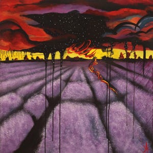 Könnte beinhalten: Abstraktes Gemälde eines Lavendelfeldes unter einem dramatischen Sonnenuntergang. Der Himmel ist eine Mischung aus Rot, Orange und Schwarz, mit einem Sternenhimmel-Abschnitt. Schwarze Tropfen fallen von den Wolken. Ein stilisierter, feuriger Element steigt auf.