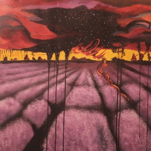 Könnte beinhalten: Abstrakte Malerei eines Lavendelfeldes unter einem dramatischen Himmel. Der Himmel wechselt von Rot zu Gelb, mit einem Sternenhimmel darüber. Schwarze Tropfen und eine wirbelnde orangefarbene Form sorgen für visuelles Interesse.