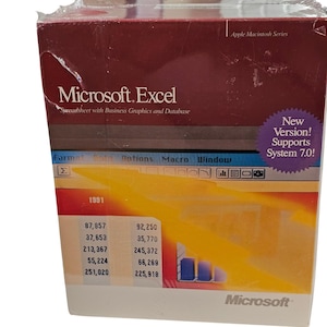 Peut inclure: Une boîte scellée du logiciel Microsoft Excel pour la série Apple Macintosh. L'emballage présente une section supérieure marron, un graphique de barre de menu et une zone centrale affichant des données numériques et un graphique à barres bleu. Une étoile violette indique New Version! Supports System 7.0!.
